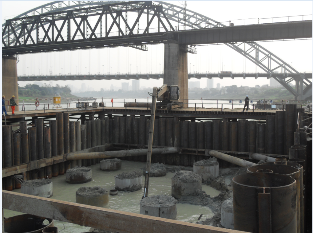 浅谈"管 工 管"组合型锁口钢管桩施工工法在邕江四线特大桥施工中的