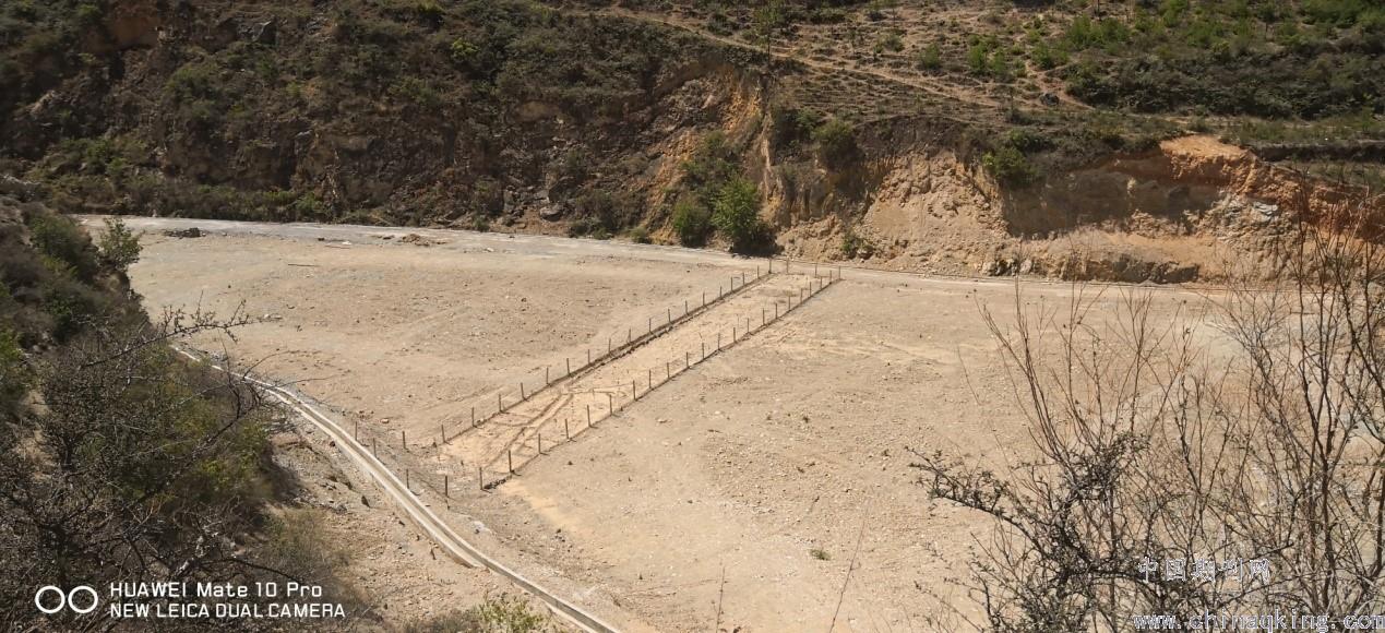 (3)充分利用弃方变废为宝,用超宽填筑路基增设土路肩(绿化带